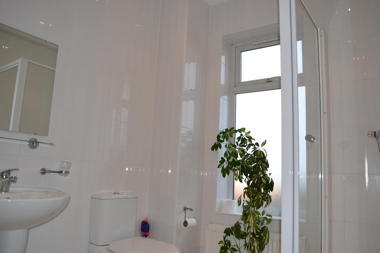 Annie'S Guest House Farnborough  Bagian luar foto